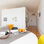 Host Wise - Colorful Stunning Sunlit Flat 포르투