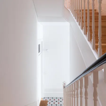 Host Wise - Colorful Stunning Sunlit Flat