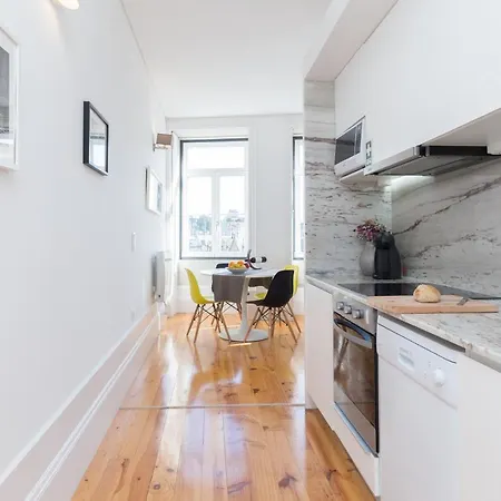 Host Wise - Colorful Stunning Sunlit Flat Apartment Porto