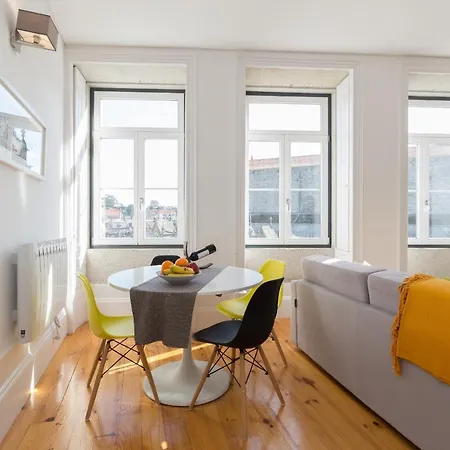 Host Wise - Colorful Stunning Sunlit Flat Apartment *