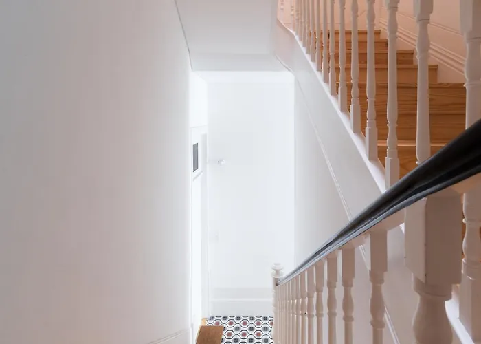 Host Wise - Colorful Stunning Sunlit Flat