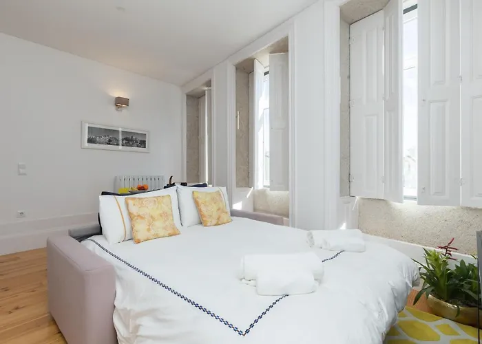 Host Wise - Colorful Stunning Sunlit Flat