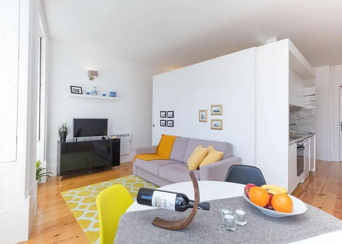 Host Wise - Colorful Stunning Sunlit Flat