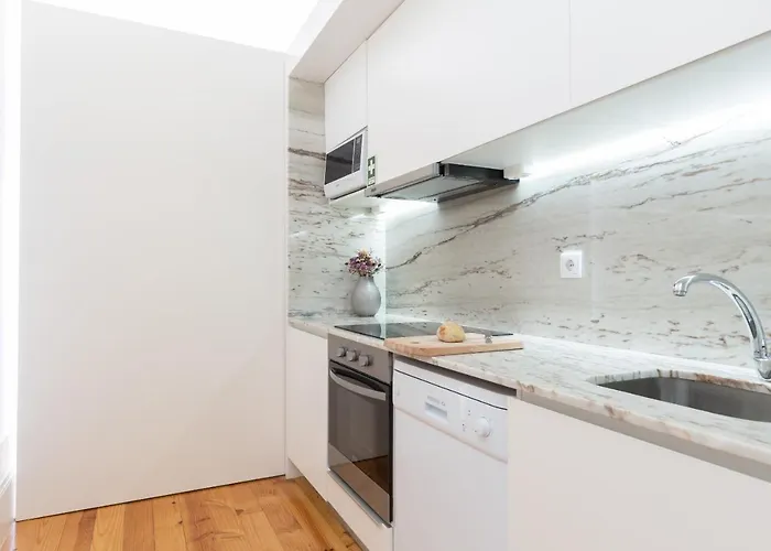 Host Wise - Colorful Stunning Sunlit Flat