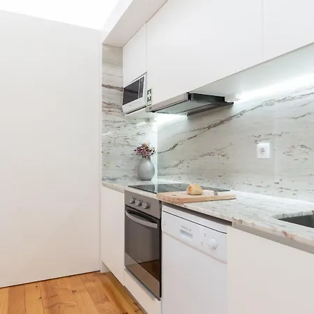 Host Wise - Colorful Stunning Sunlit Flat